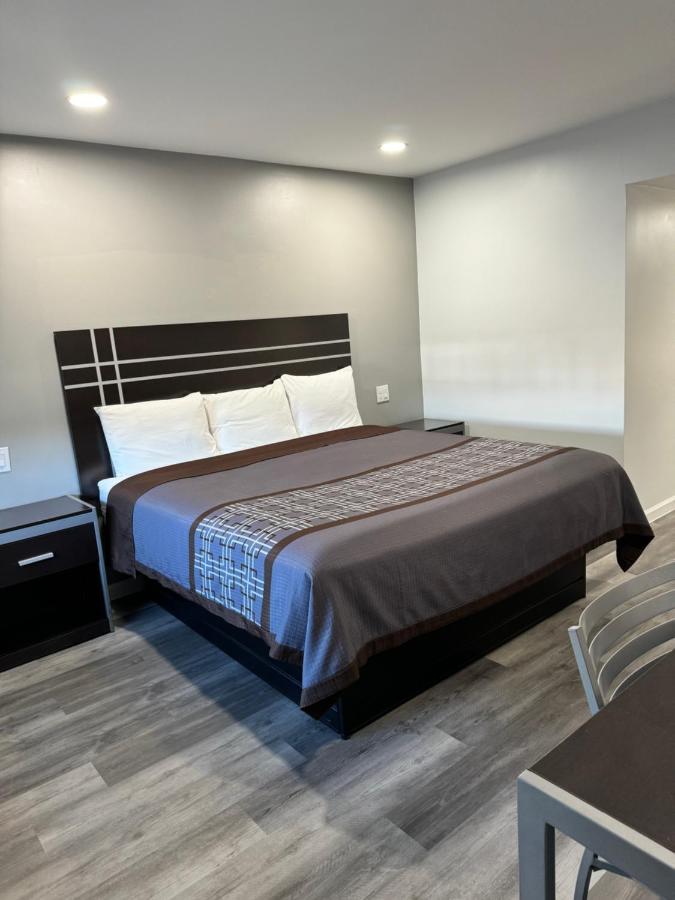 King Room - Non-Smoking
