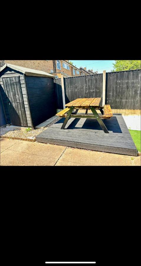5 minutes from M1 Sleeps up to 7 Perfect For Contractors Leisure Stays Relocators King or Twin Bed Options - B&B