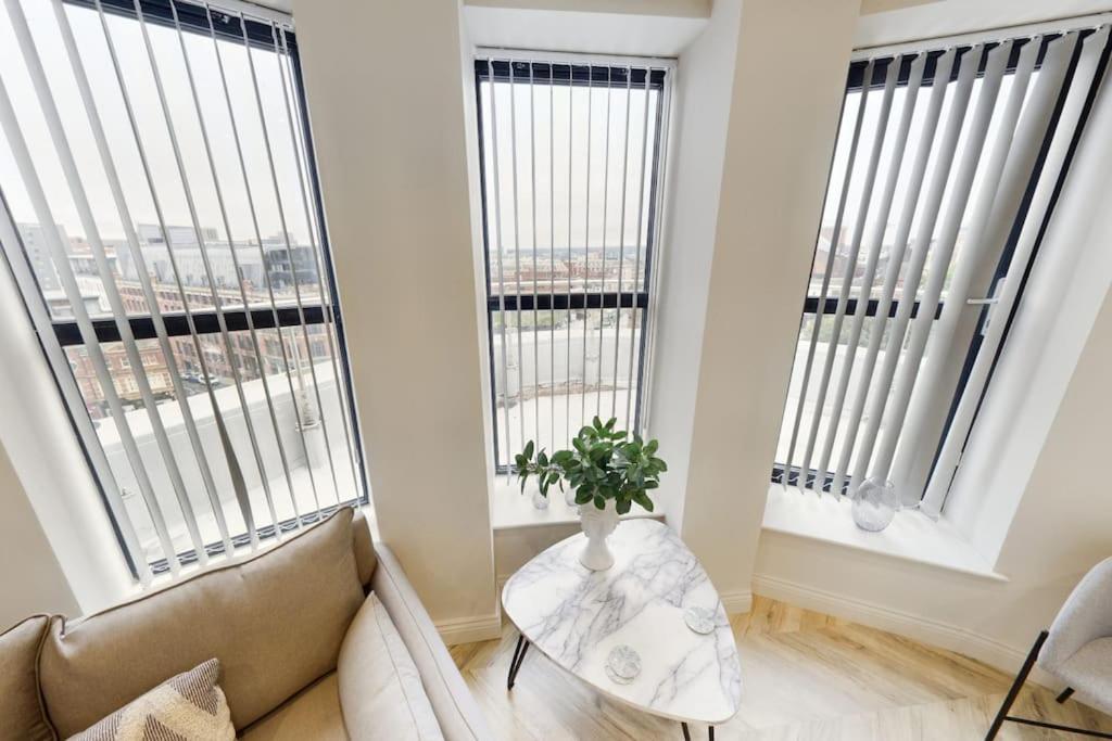 Luxury 2-Bedroom Penthouse with Stunning Views and Parking - Leeds City Centre - B&B