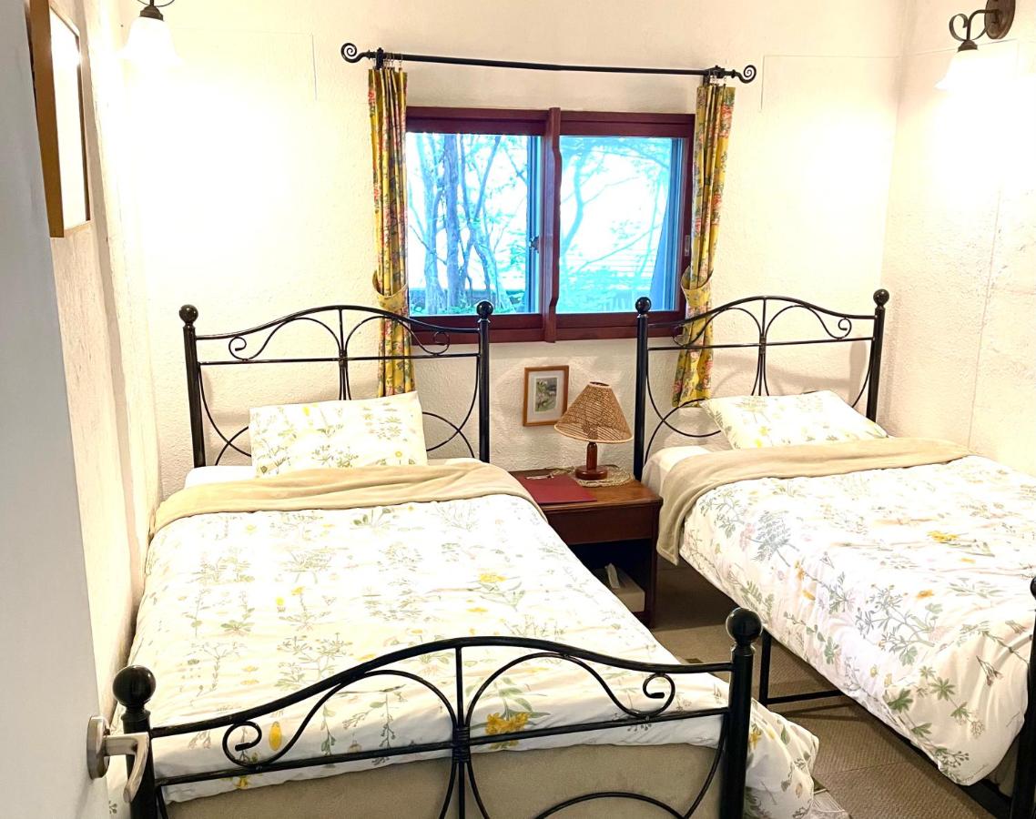 Standard Twin Room with Shared Bathroom
