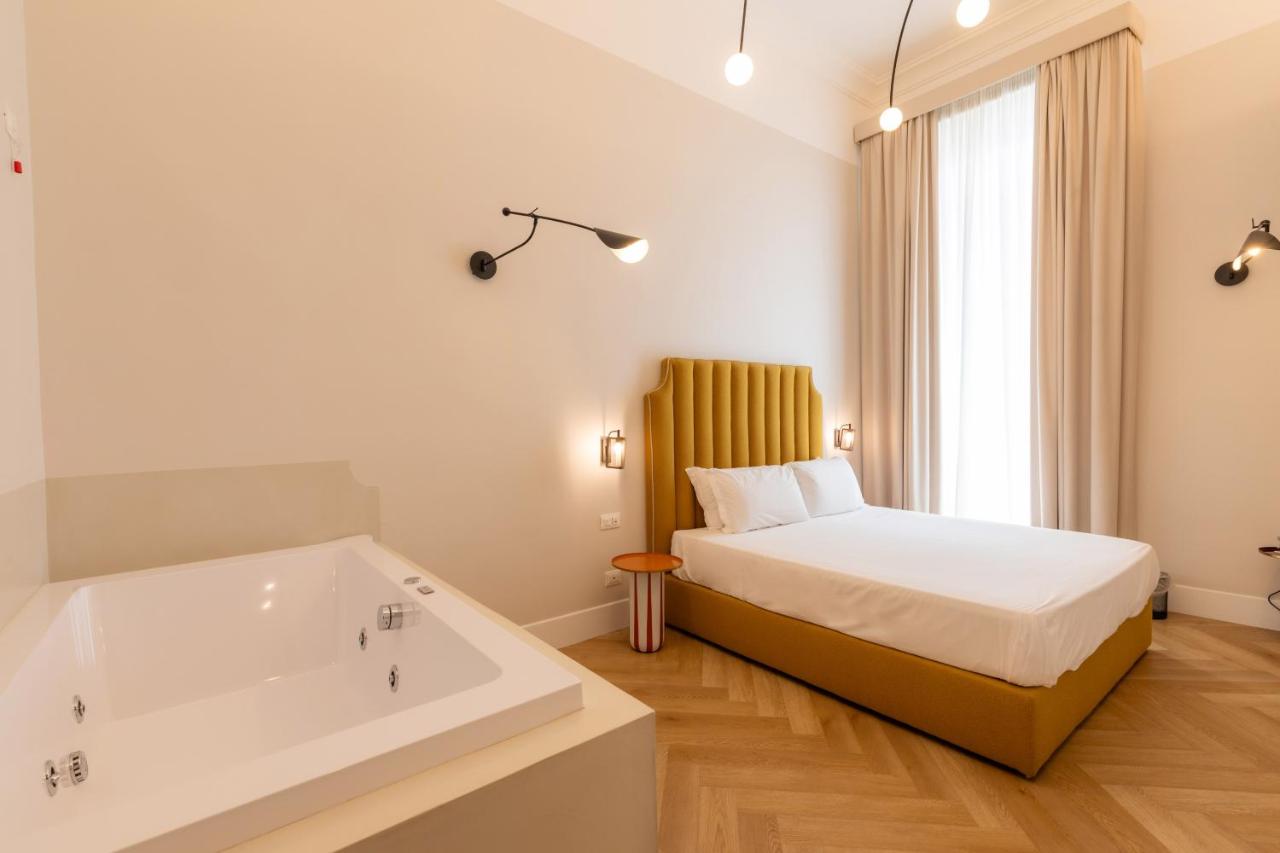 Zimmer mit Queensize-Bett und Whirlpool-Badewanne
