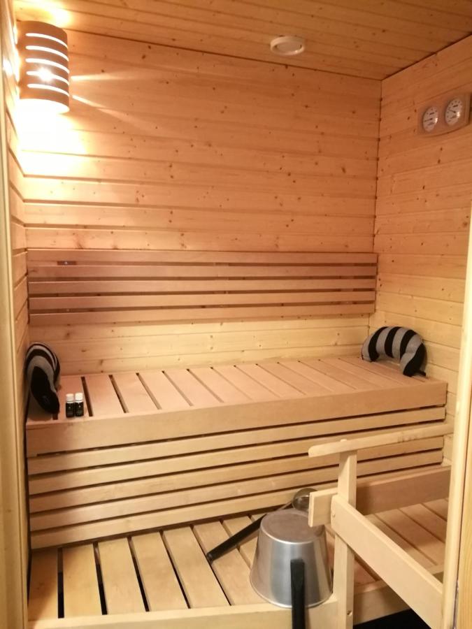 Stylish 1BR Home Private Parking Sauna - B&B