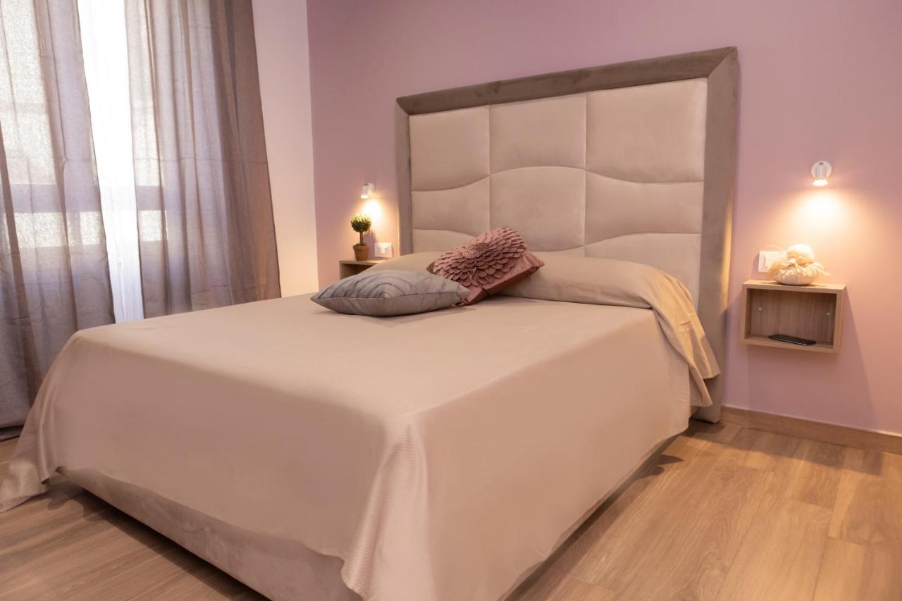 Habitación con cama extragrande.
