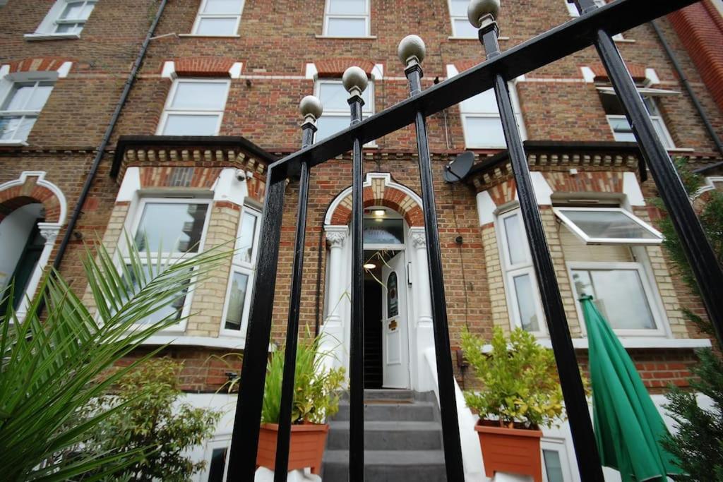 St 9 - Very Close to Tube only 2 mins - Studio - B&B Londra