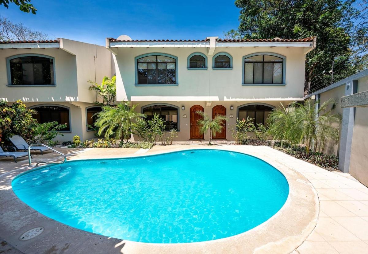 Beach-Walkable Poolside Garden Villa - B&B