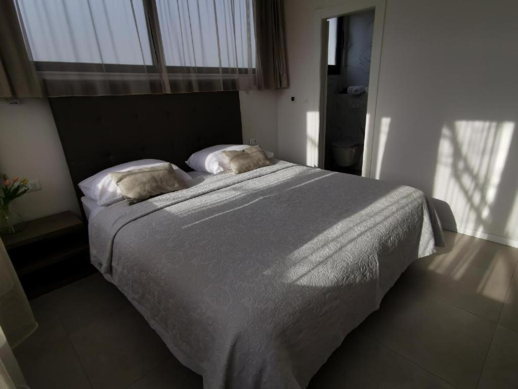 Queen Room with Garden View