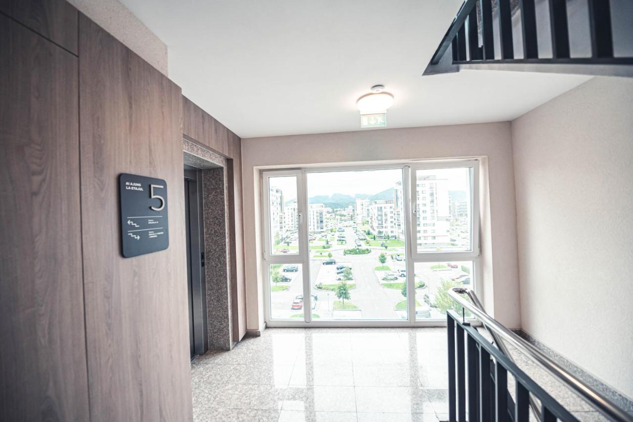 White Mood Apartment Brasov - Chambres d’hôtes