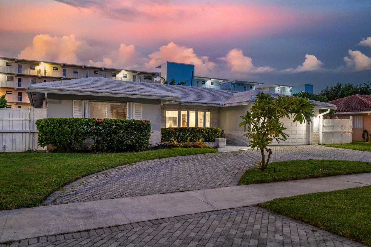 Exciting Private Pool House with free Wi-Fi, King Bed, Smart Tvs, and Massage Chair! - B&B