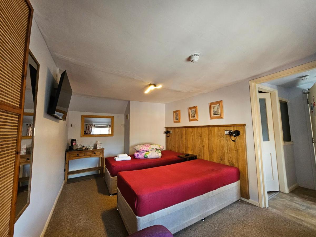 Standard Zimmer mit 2 Einzelbetten und Sofa