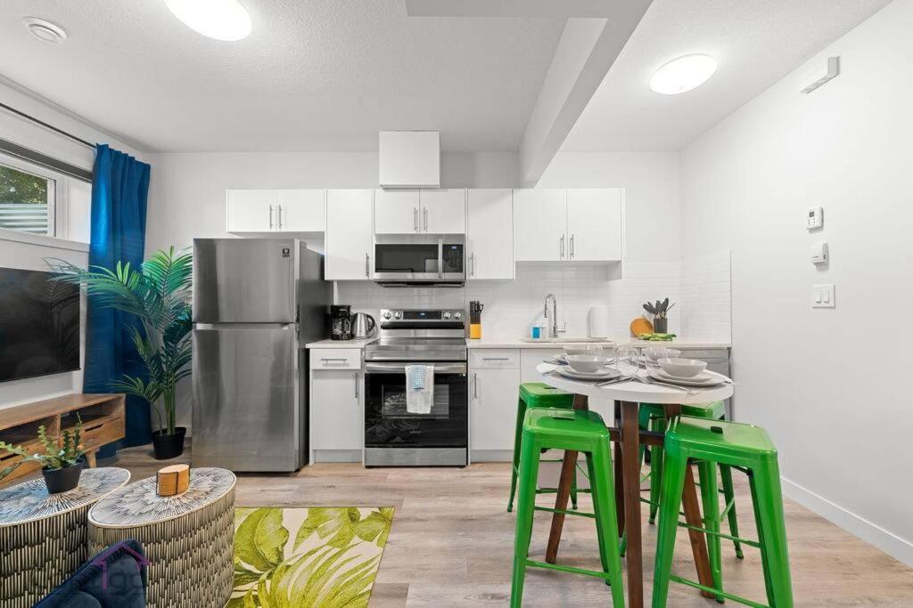 The Den, Centrally Located Suite, King Bed, WiFi! - B&B Edmonton