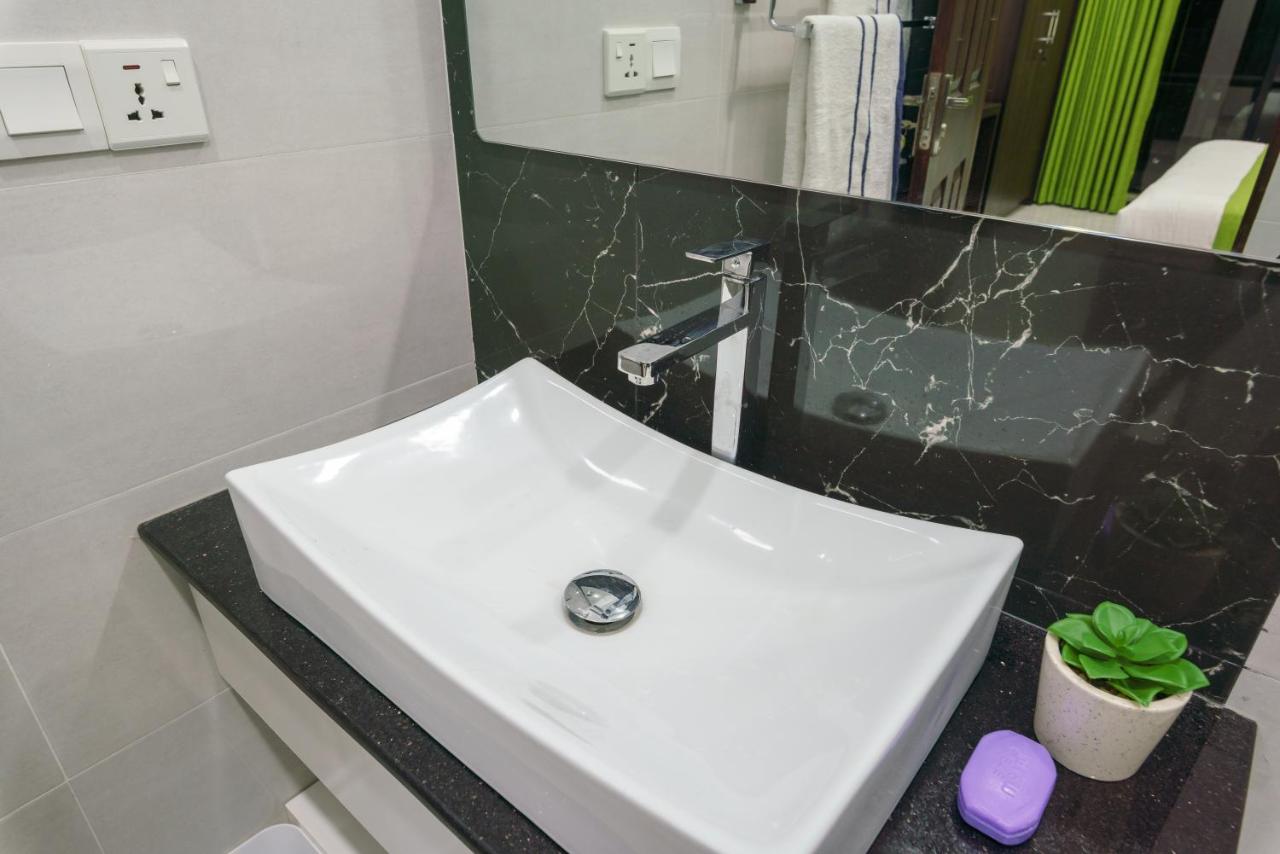 Zimmer mit Kingsize-Bett und Gartenblick. 