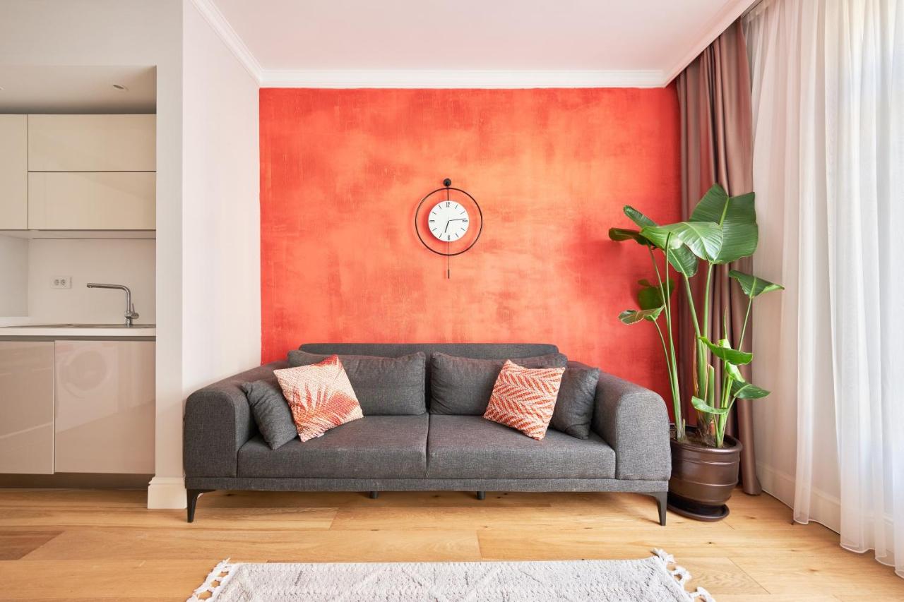 Deluxe One-Bedroom Apartment