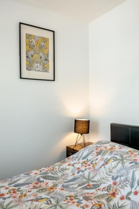 Self contained two room studio apartment, own entrance, private parking - Chambres d’hôtes Brighton