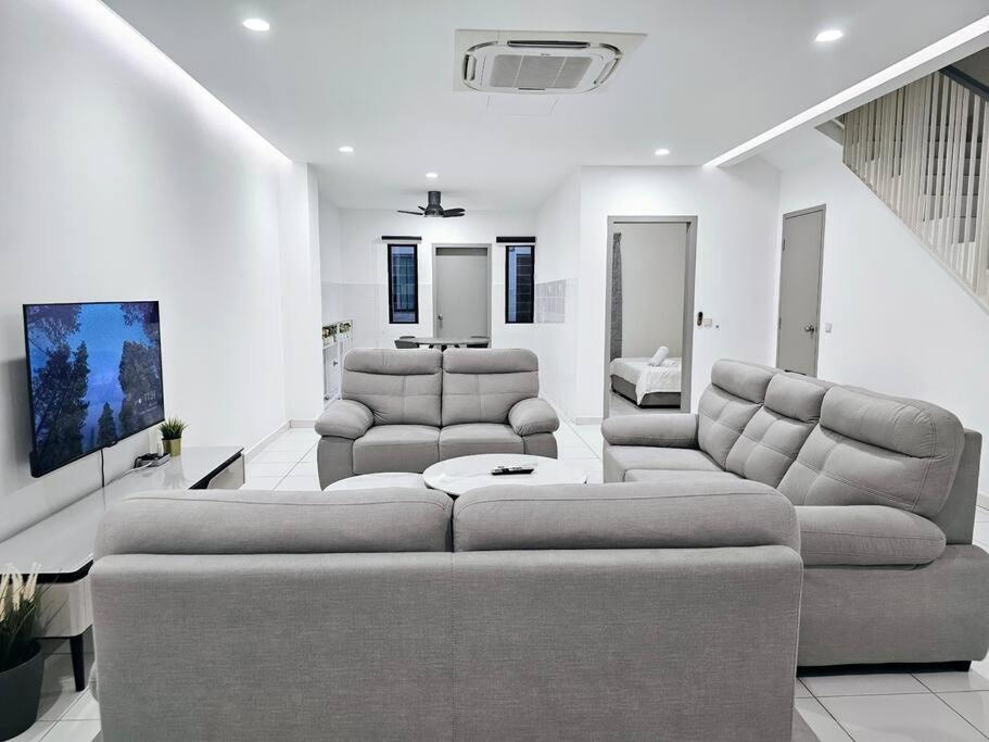 HM Residence IIII 3km - Setia City Convention - B&B