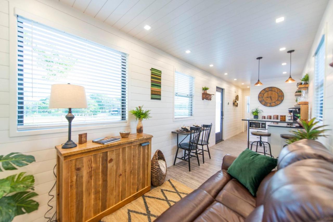 The Woods- Container Tiny House 12 min to Magnolia/Baylor/Downtown - Bed and Breakfast Bellmead
