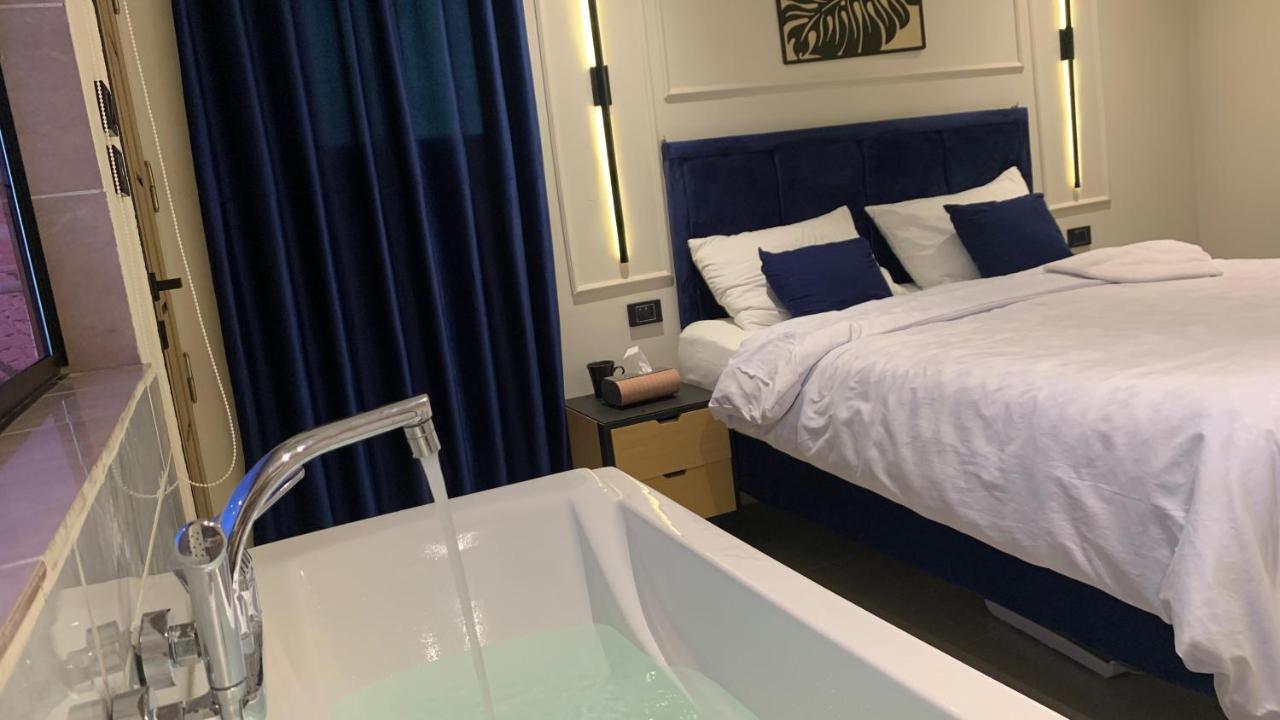 Zimmer mit Kingsize-Bett und Balkon