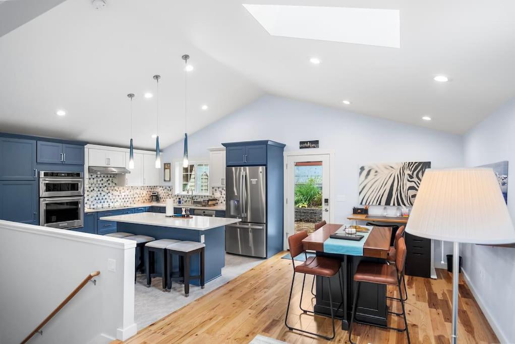 Cute West Seattle Home w Firepit - B&B