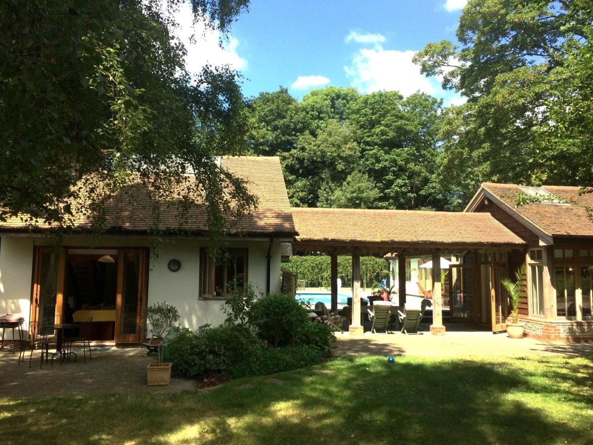Rural Cottage Retreat, Dog Friendly with Shared Outdoor Pool, gardens & Tennis, Free Parking! Chichester Holiday Properties - B&B