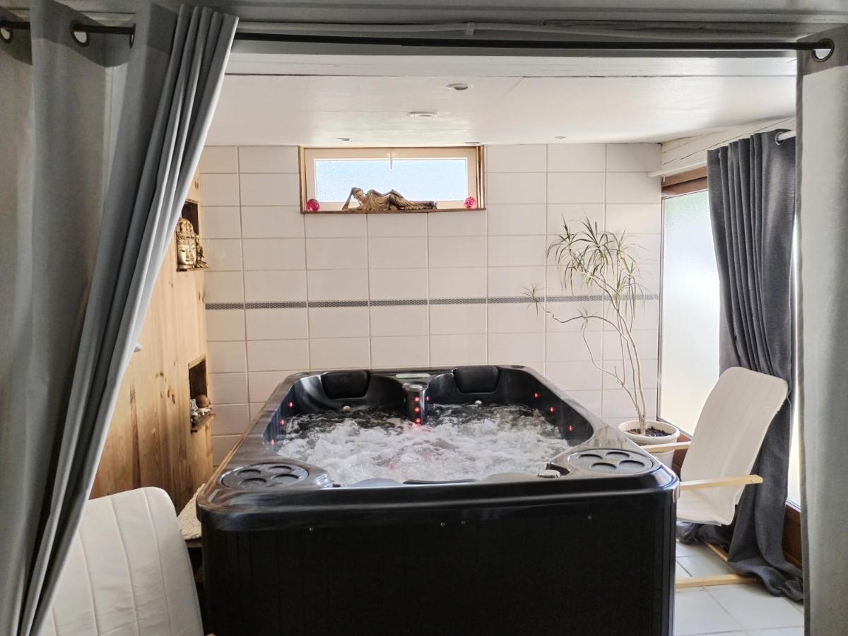 Studio with Spa Bath