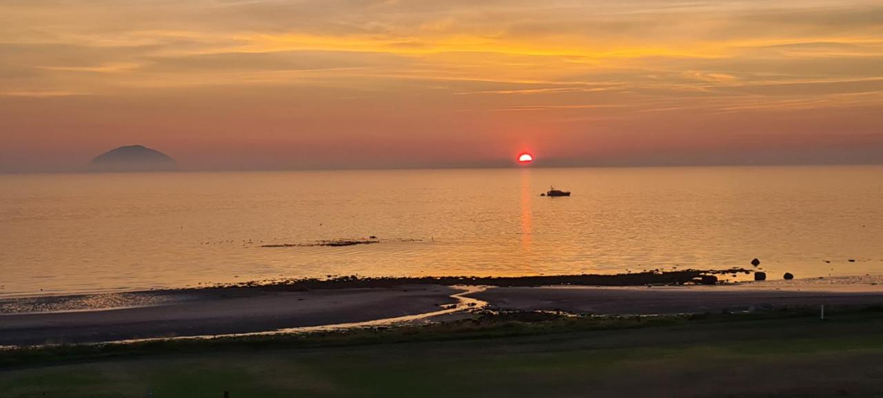 Girvan - Sea View Beach Access Apartment - Ferienwohnung