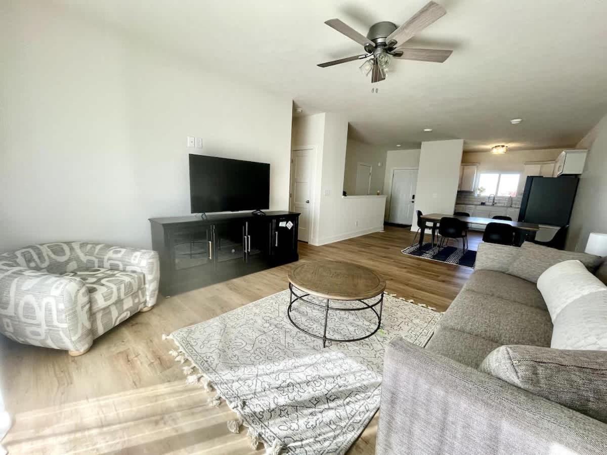 Papillion The White Pine Modern Spacious with Garage - B&B