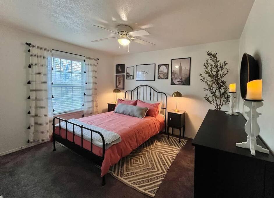 Chic and Modern - Walk to UofA - B&B