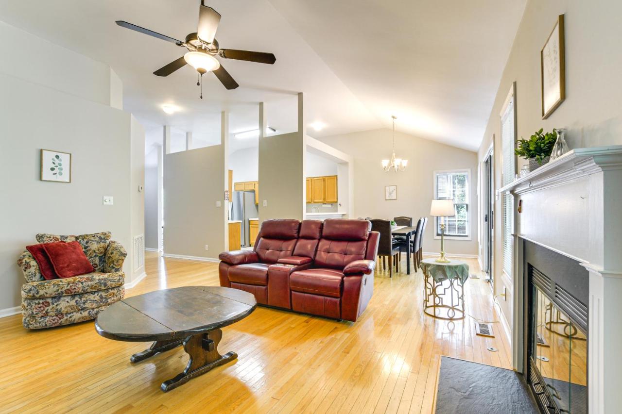 Park Village Home with Pond 6 Mi to Downtown Cary - B&B