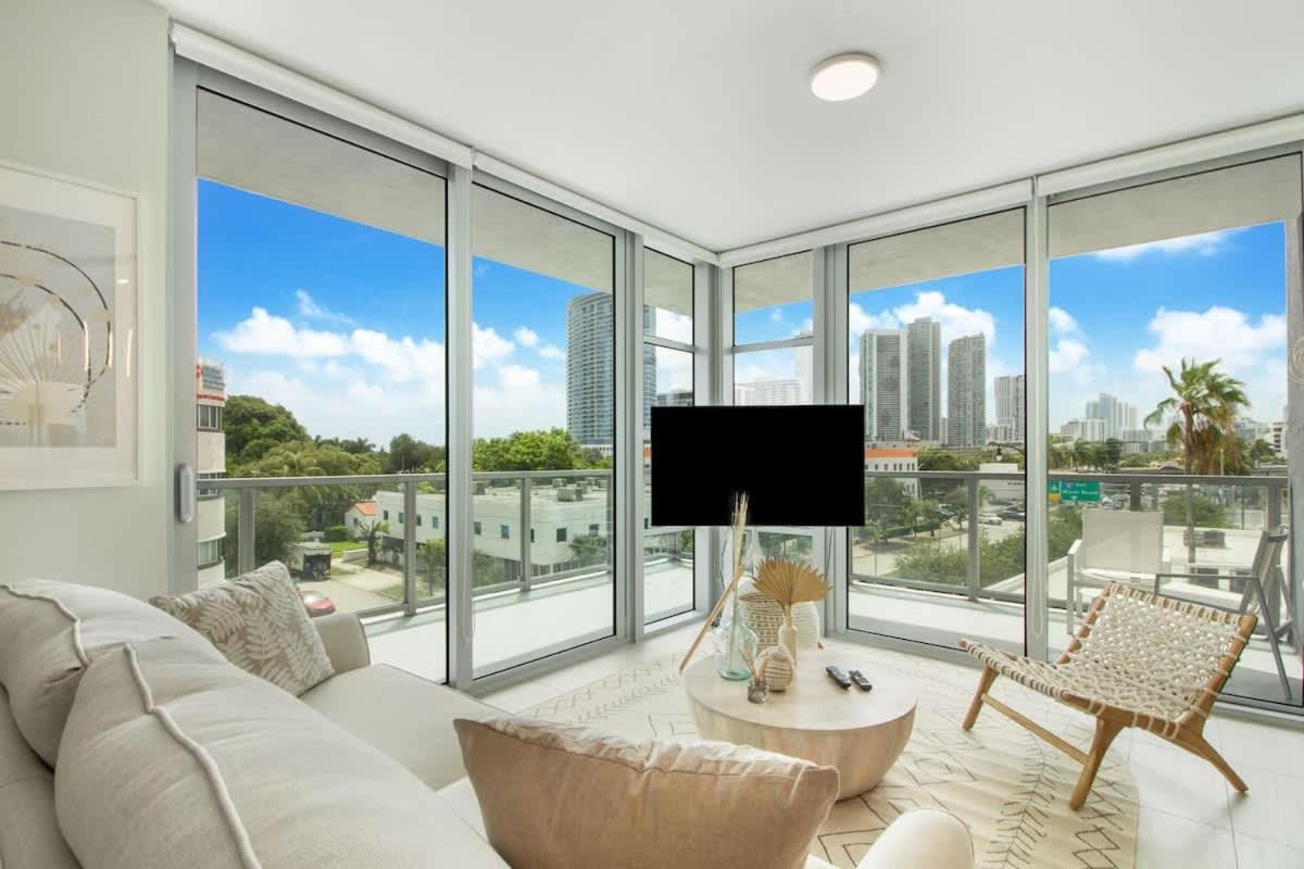 Modern Central 2-bedroom 2-bathroom Pool Parking - B&B