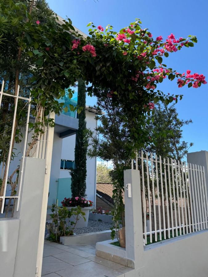 Suíte completa com TV, AR quente frio e sacada em casa com jardim - Ferienwohnung