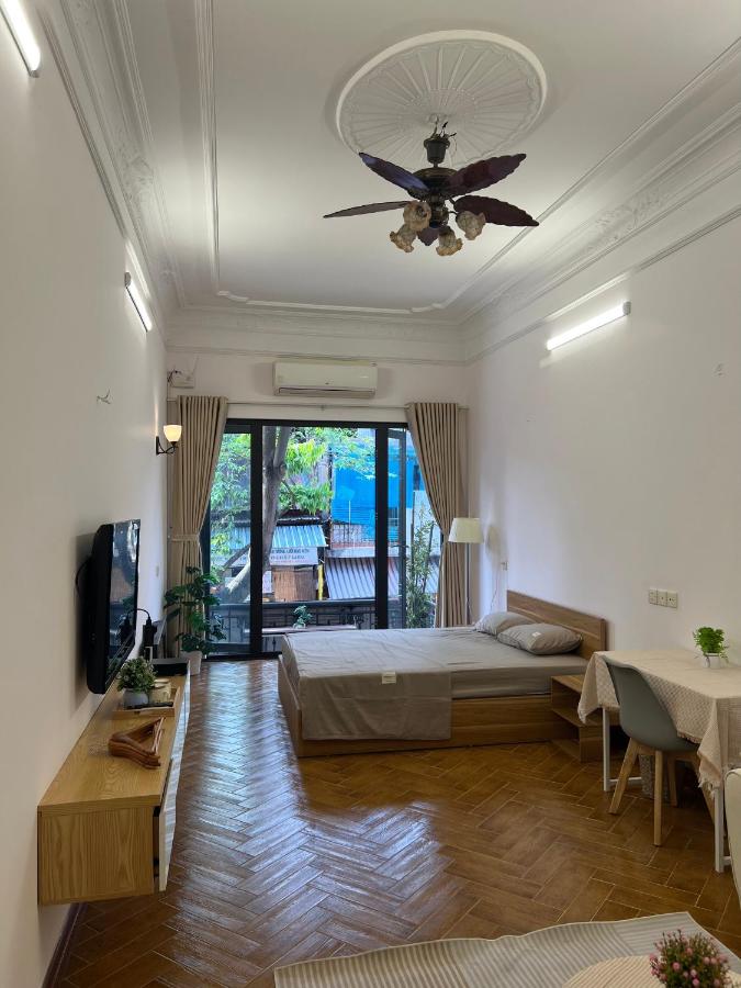 Habitación con cama extragrande y balcón