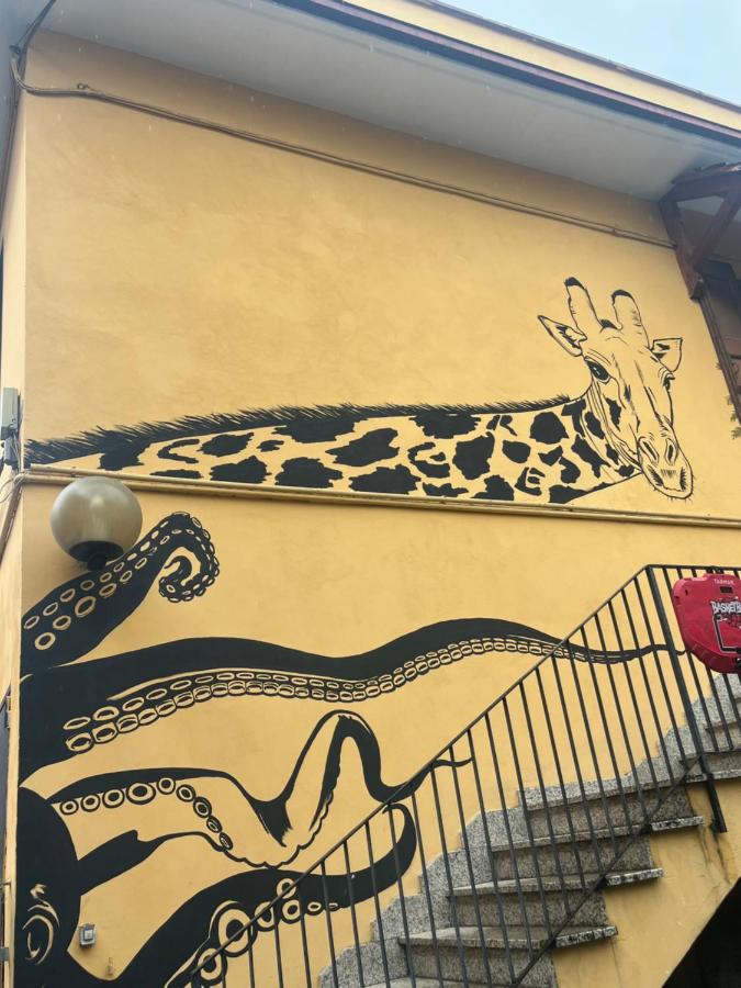 Giraffe art Ducati BLQ apartment - B&B
