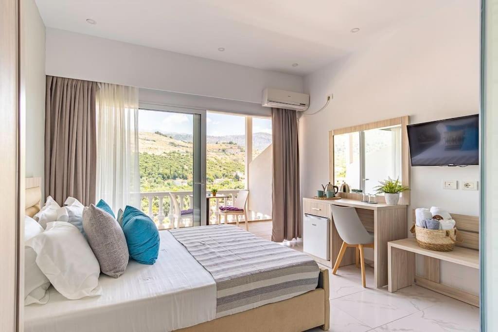 Luxury Room 2 - Vila Goro w Pool, Parking and more - B&B