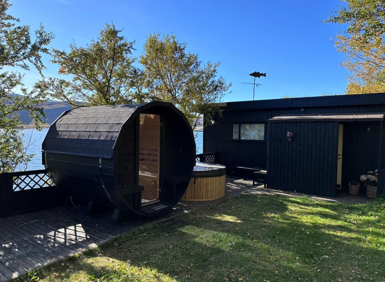 Cosy lakeview cabin 45 minutes from Reykjavik - B&B