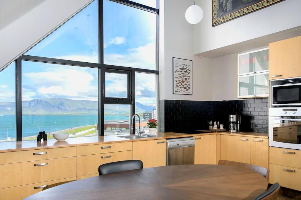 Penthouse in downtown Reykjavik with unique view - B&B Reykjavík