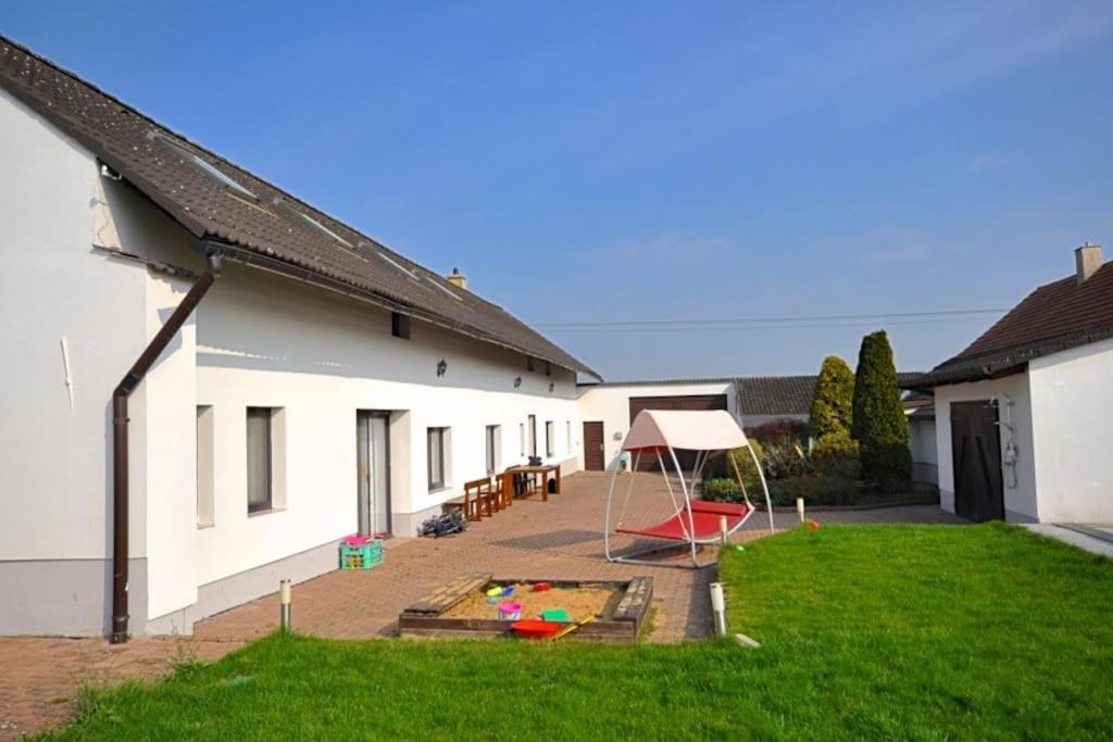 Příjemné místo pro odpočinek s bazeném - B&B Radovesice