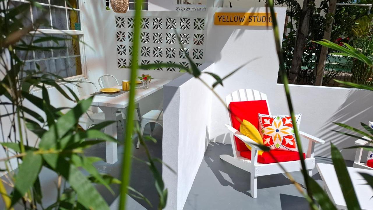 Amanda's Place Yellow Studio - Pool and Tropical garden - B&B
