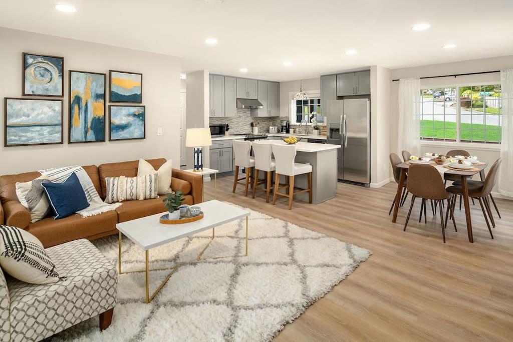 Remodeled Bellevue Family home w AC close to everything - B&B