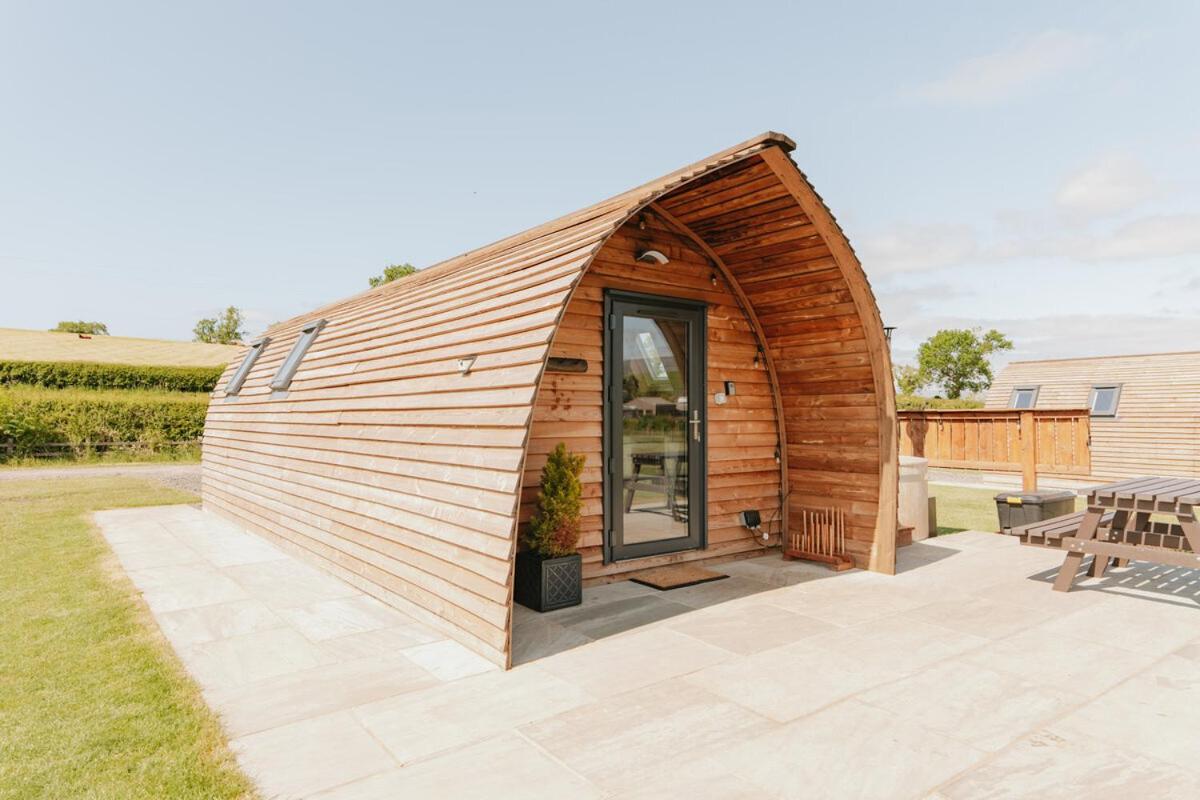 Large Cabin with Hot Tub