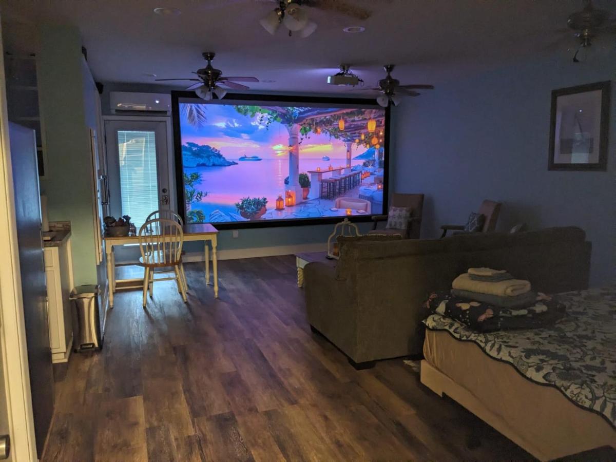 Cozy studio with movie theater, beach 5 min away - B&B