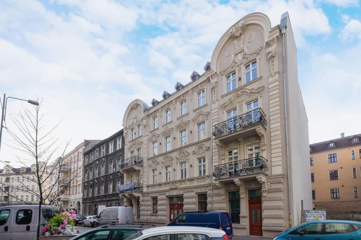 Bright Apartment in the Centre of Katowice by Noclegi Renters - B&B