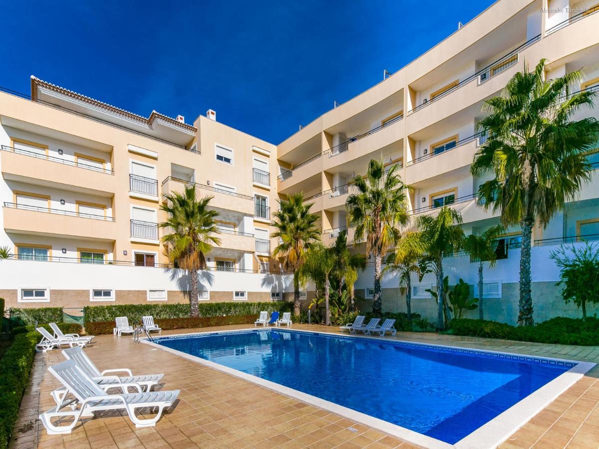 A04 - Large Modern 1 Bed Apartment with pool - B&B