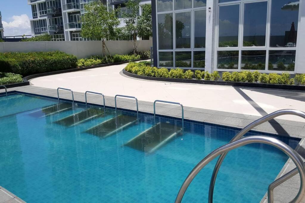 High Ceiling Home by the Pool with Wi-Fi and Netflix - B&B