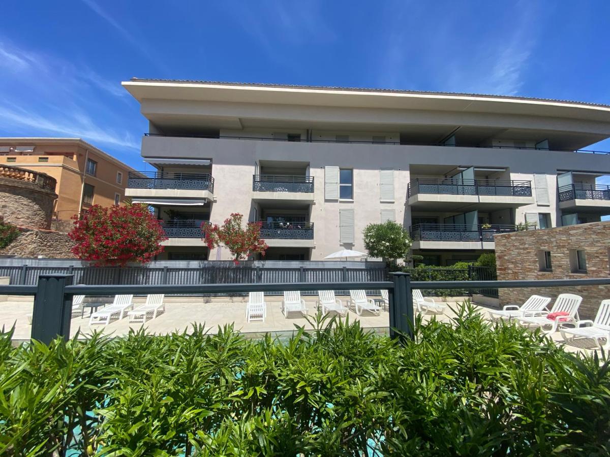 Spacieux appartement avec jardin dans résidence de grand standing avec piscine - B&B Sanary-sur-Mer