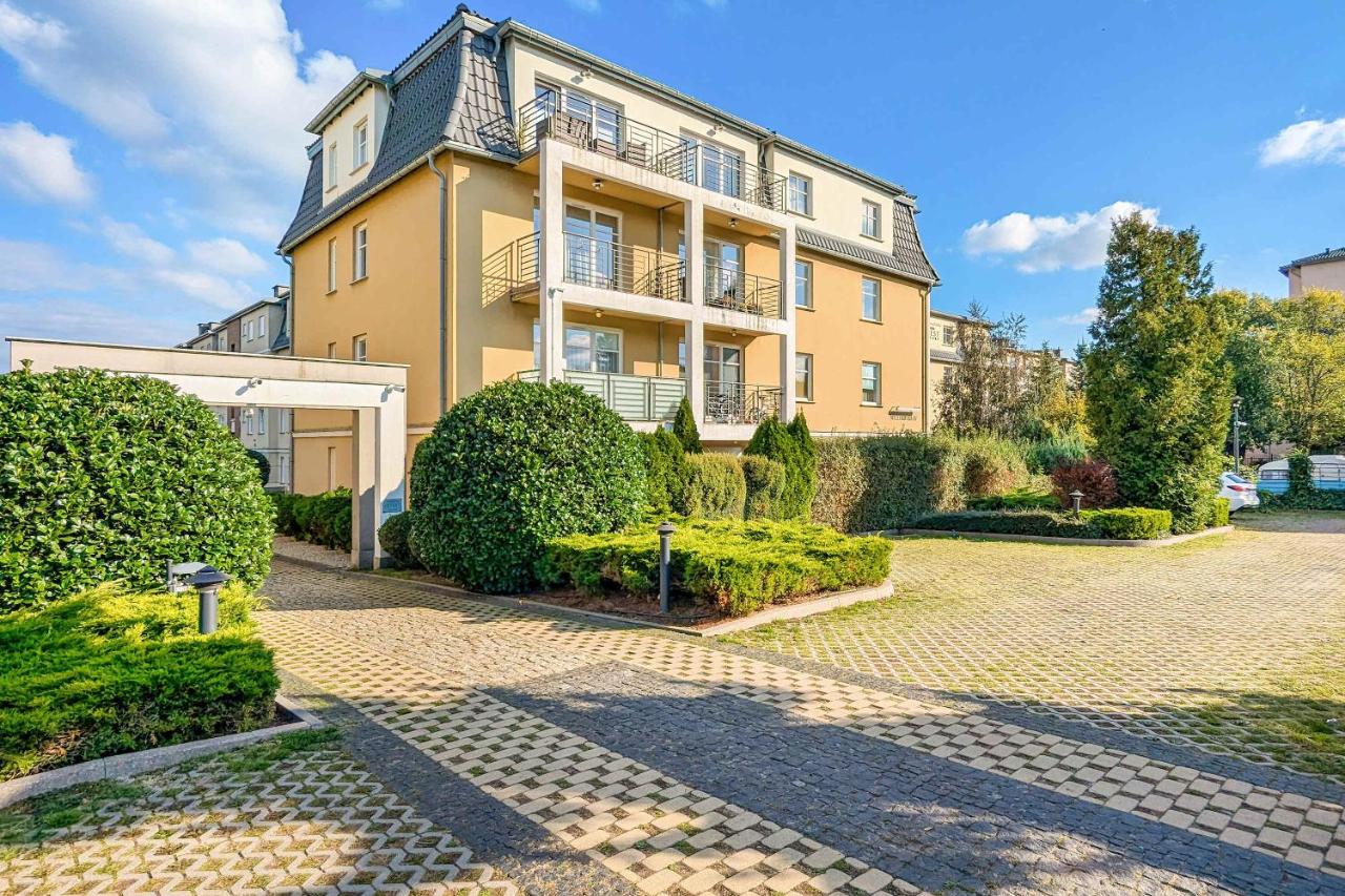 Sunny Apartment with Parking on the Green and Friendly Estate by Noclegi Renters - Chambres d'hôtes Sopot