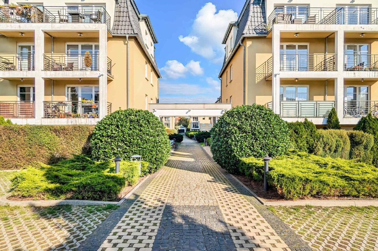 Sunny Apartment with Parking on the Green and Friendly Estate by Noclegi Renters - Chambres d'hôtes Sopot
