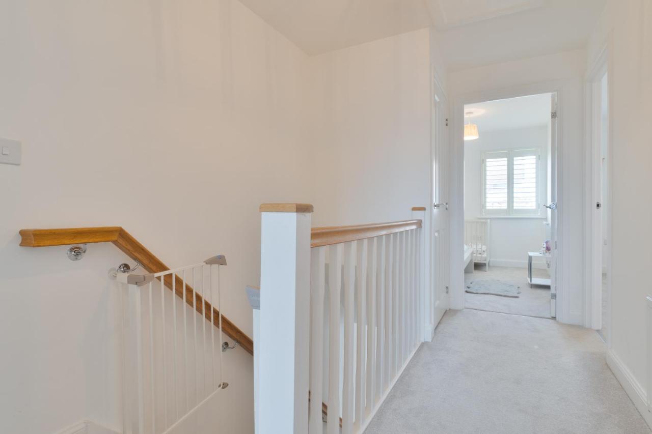 Modern Spacious House with Free Parking & Garden - Sleeps 6 - Perfect for Contractors & Families - Ferienwohnung