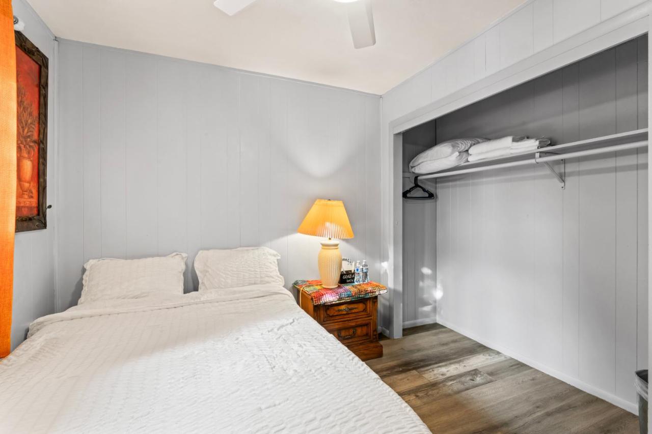 Simple And Orange Deluxe - B&B Anchorage