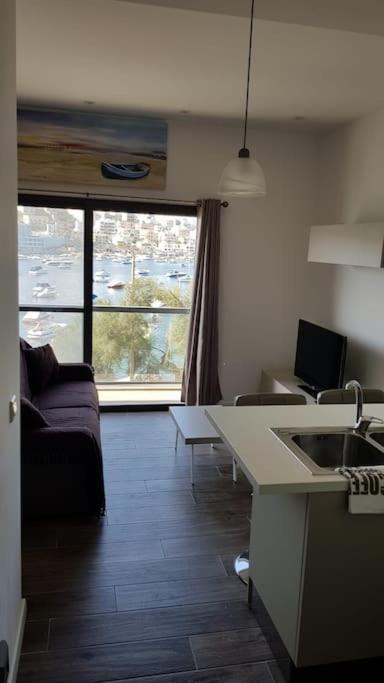 Modern,1 bedroom Seafront apt in St Paul's Bay 3 - Chambres d’hôtes