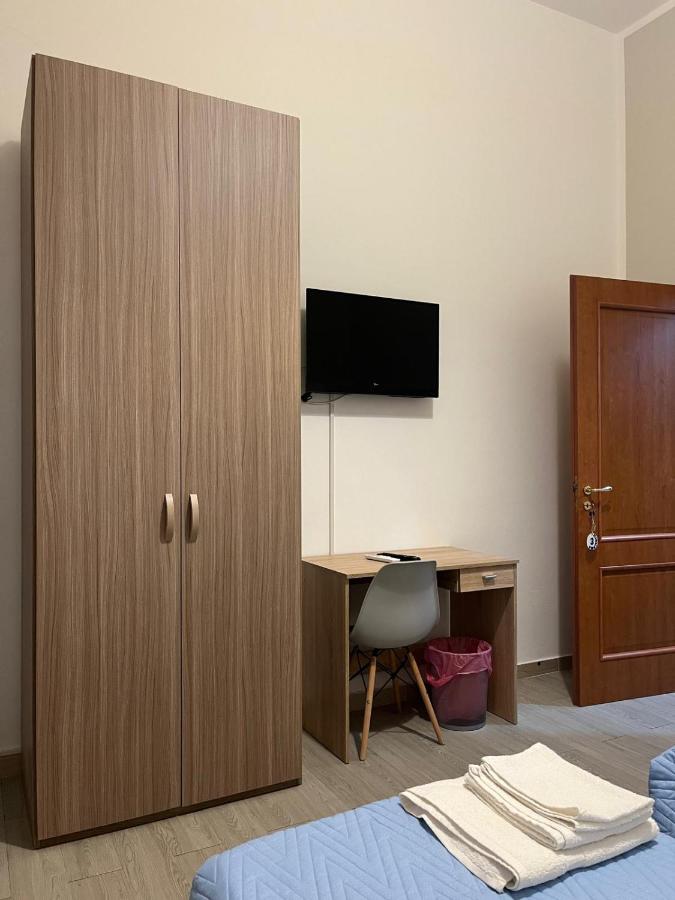 Camera Doppia con Letti Singoli e Bagno in Comune