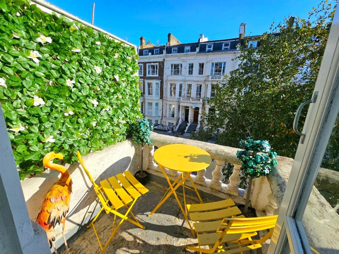 Charming Home with Private Balcony, on 1st floor, with 2 Bathrooms, 3 min walk to Earl's Court Station - B&B London